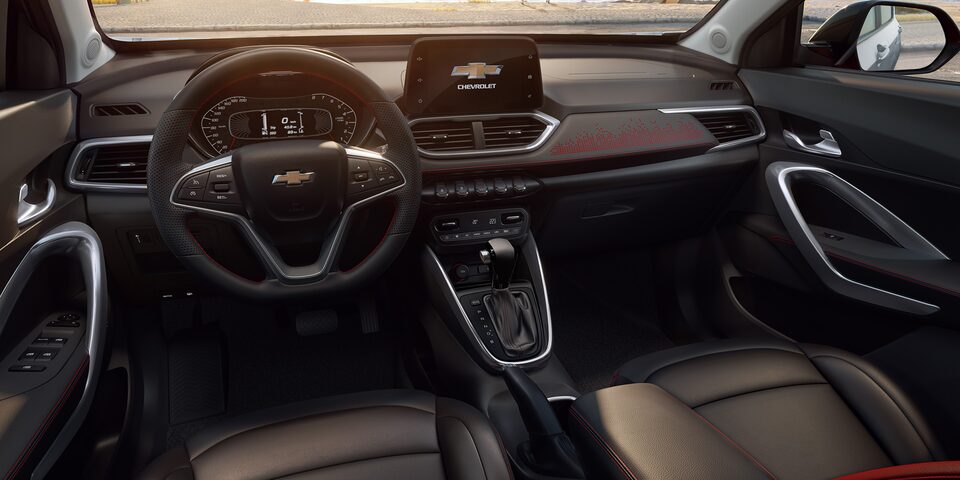 Moderno diseño interior de Chevrolet Groove 2025 con volante multifunción y comodidad para tu familia